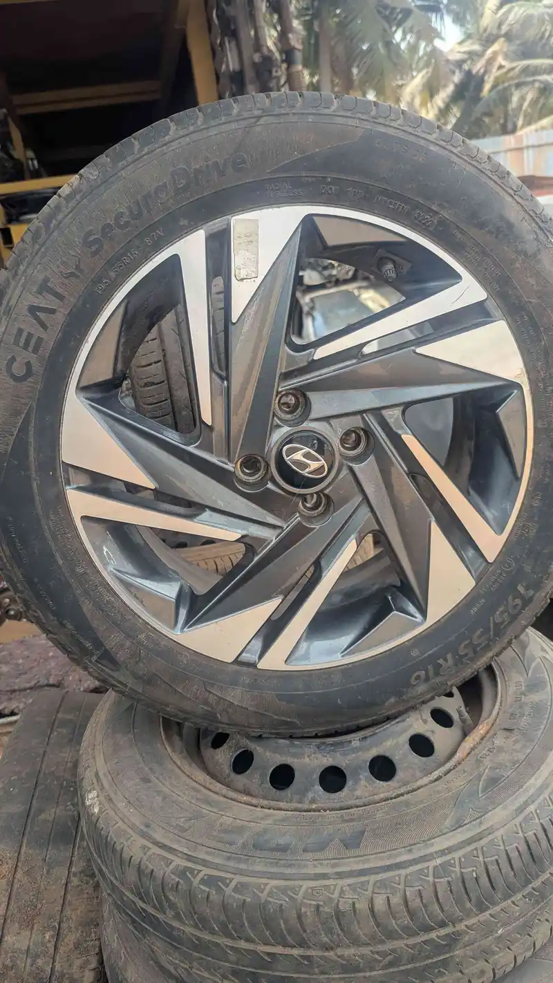 Hyundai Diamond Cut 16 inch Alloys set Available