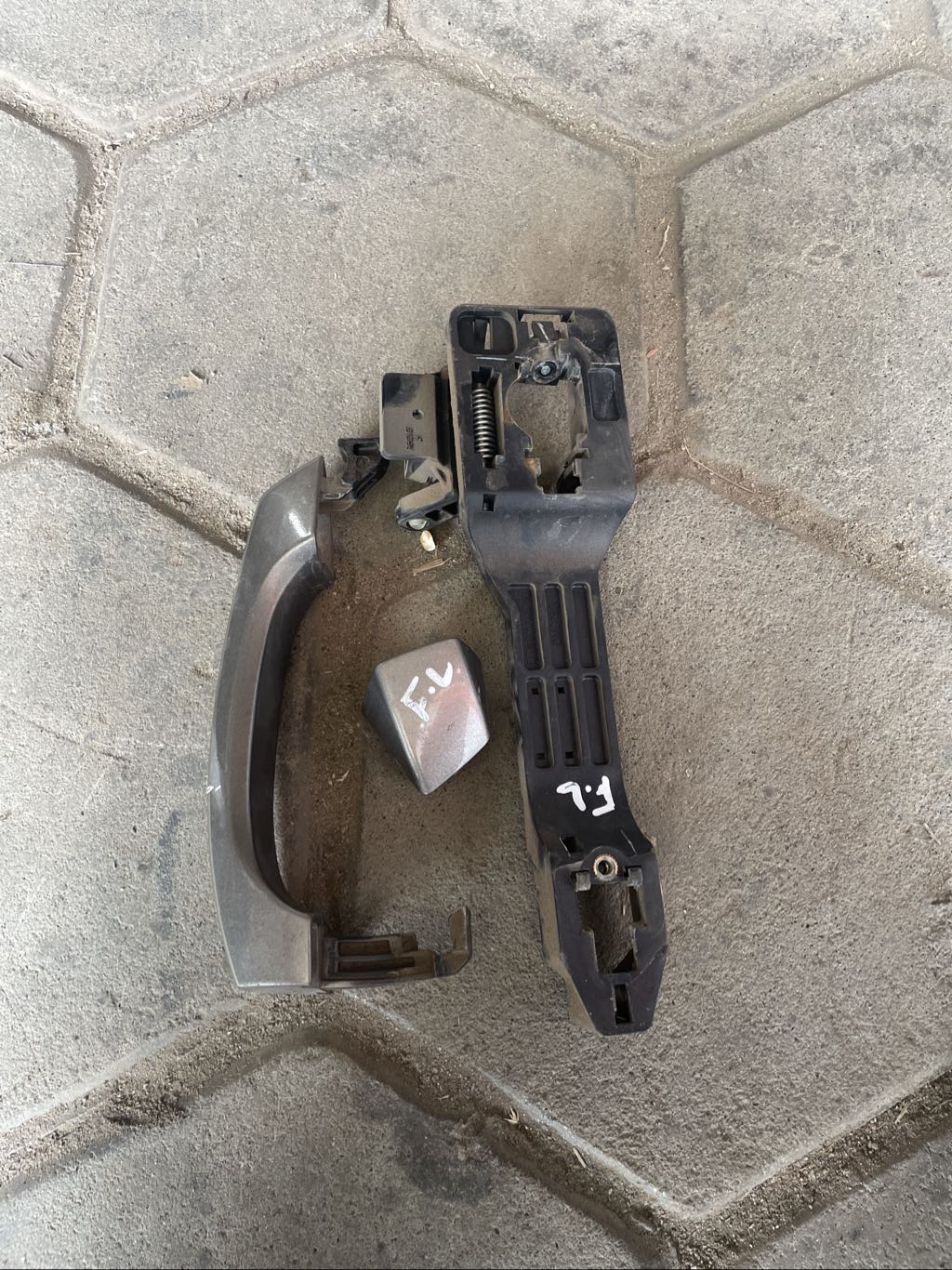 Kuv 100 front left door handle