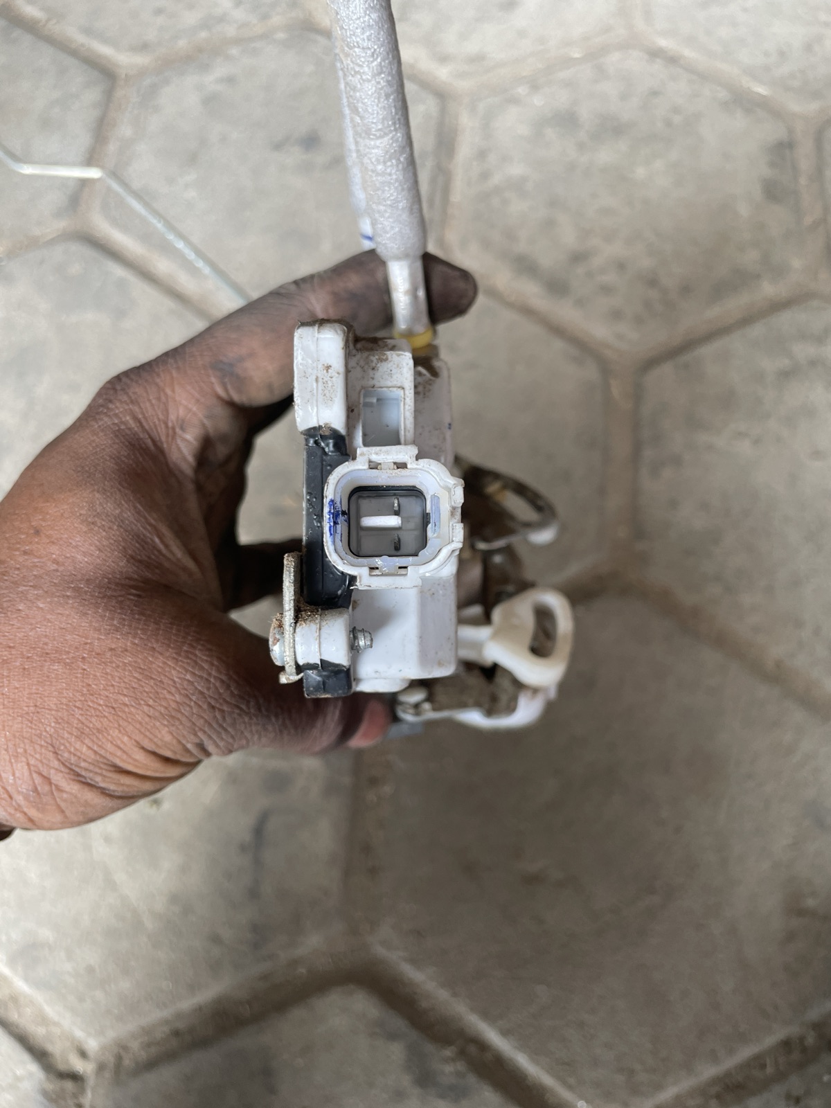 Kuv 100 Door rear left door lock