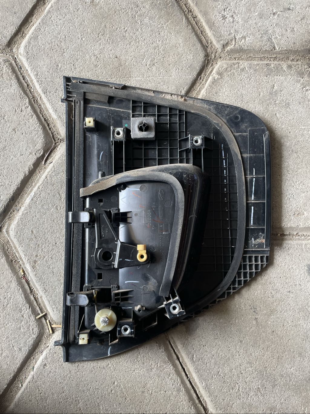 Kuv 100 rear right door handle