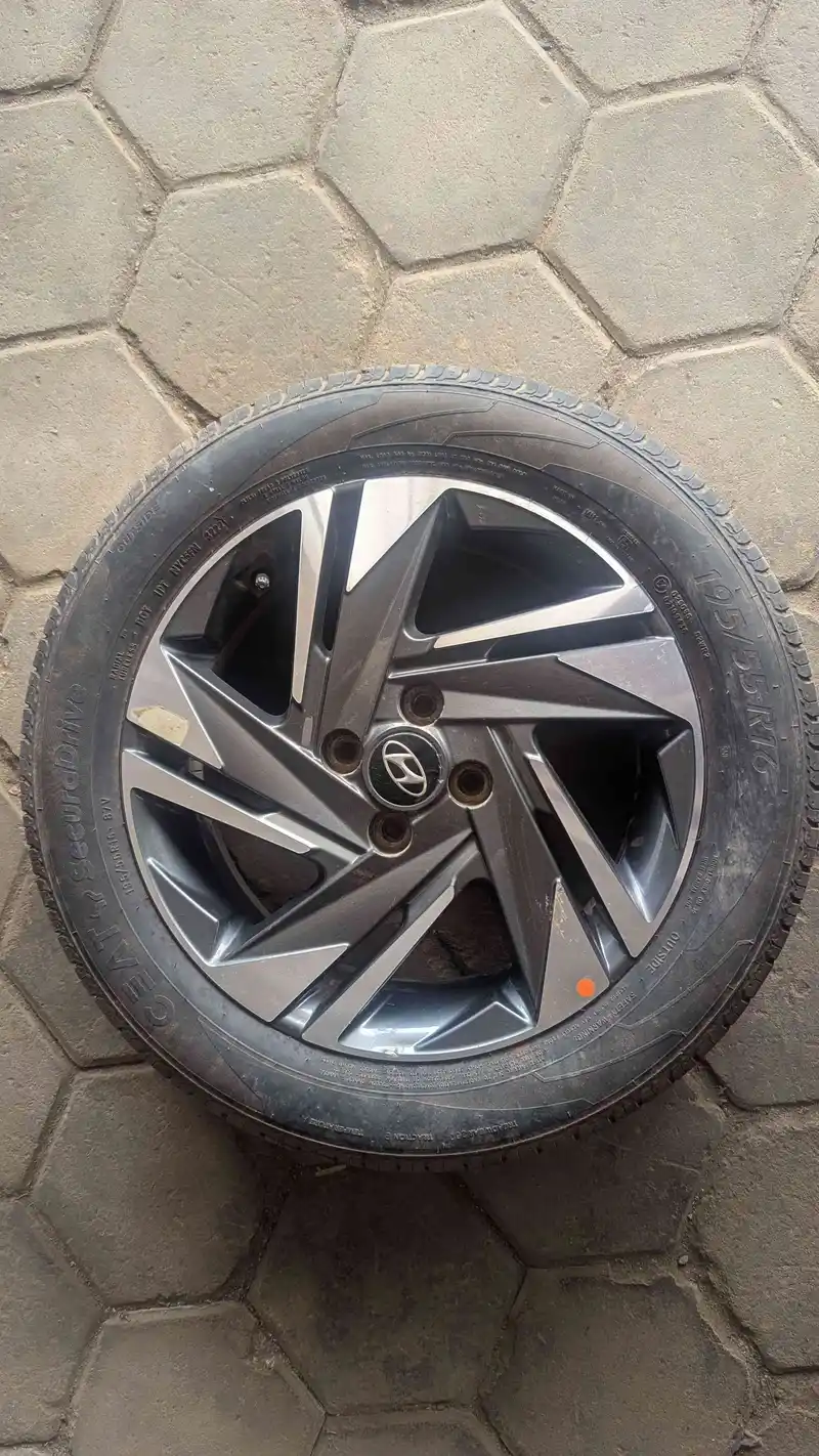 Hyundai Diamond Cut 16 inch Alloys set Available