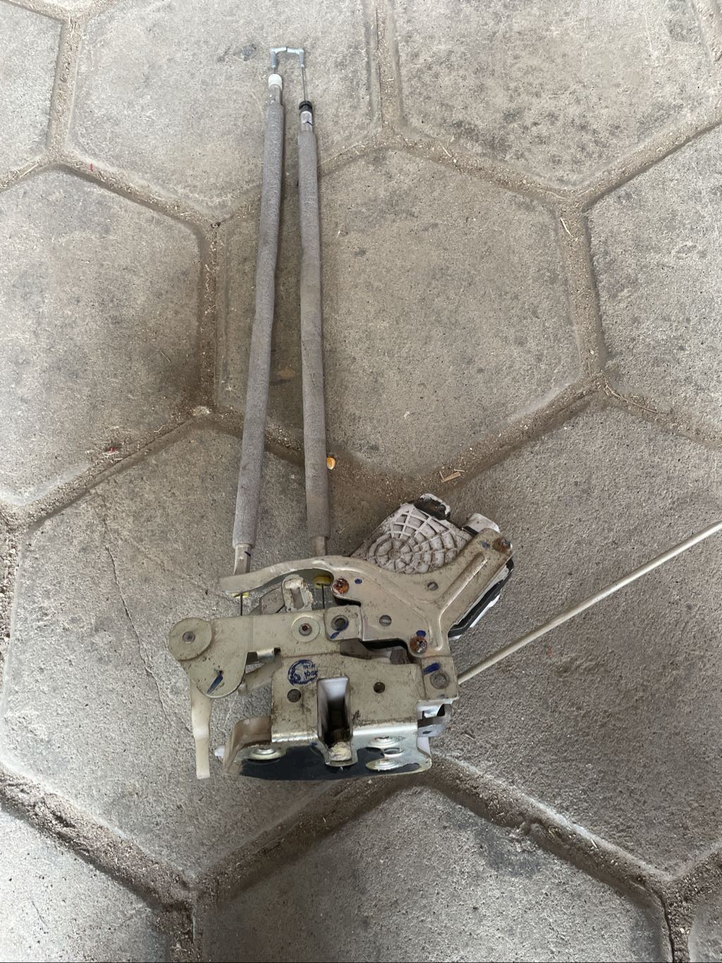 Kuv 100 Door rear left door lock