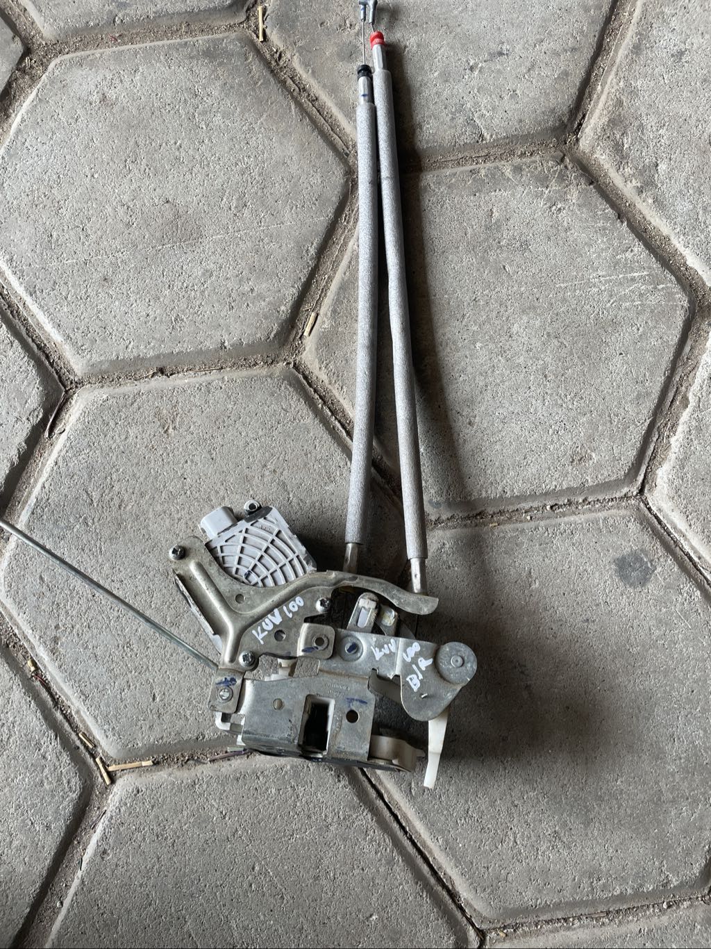 Kuv 100 rear right door lock