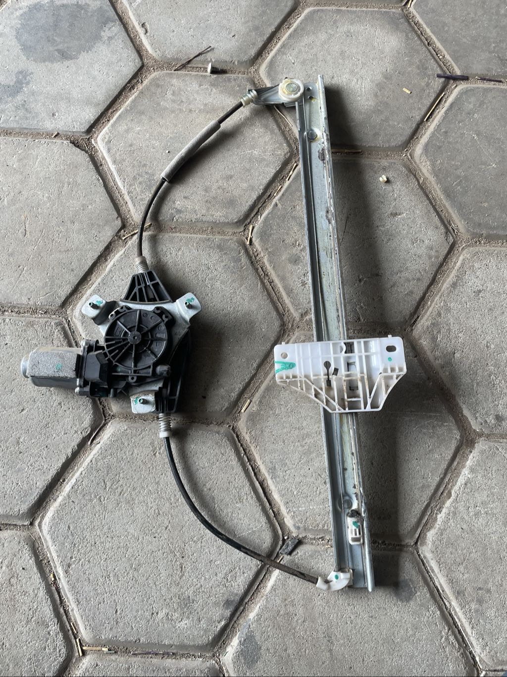 Kuv 100 front left door window motor