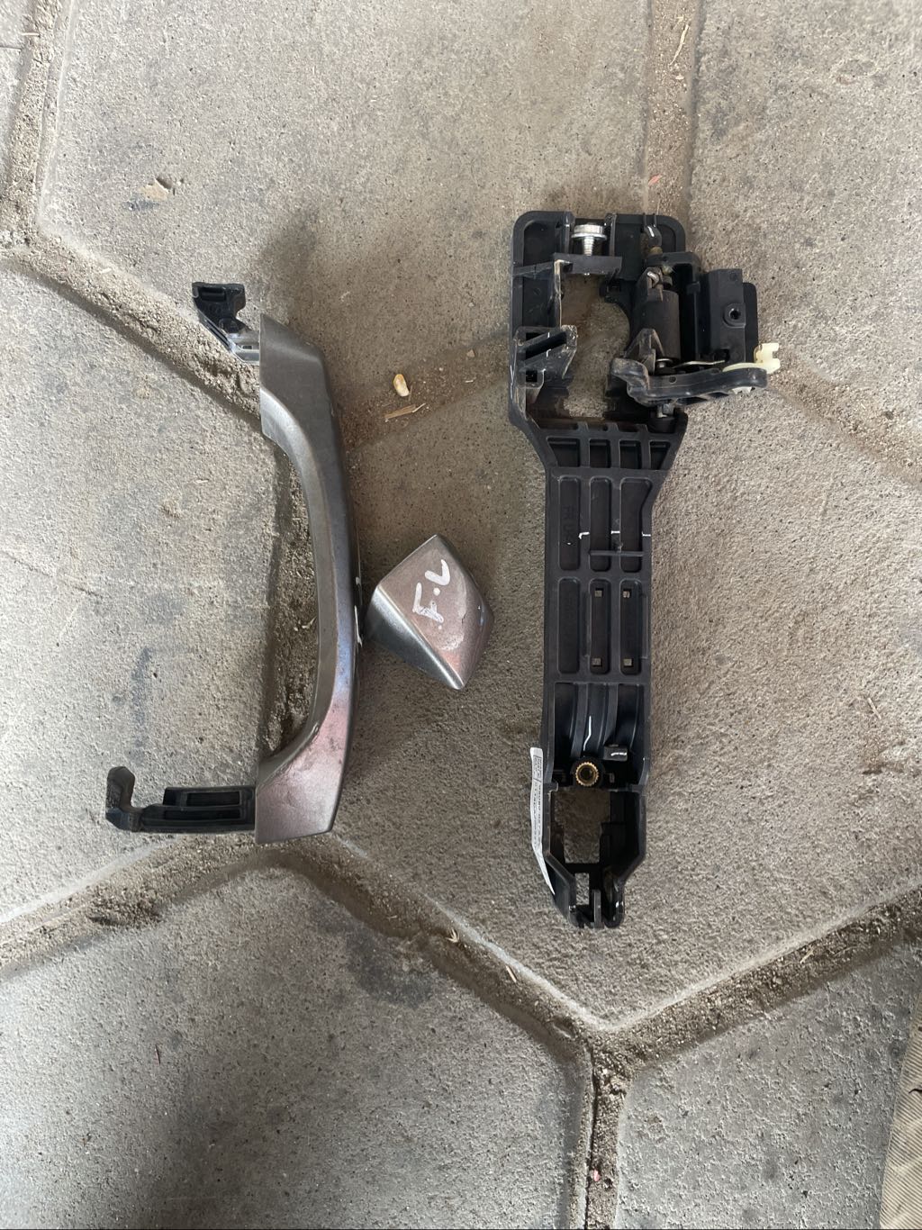 Kuv 100 front left door handle