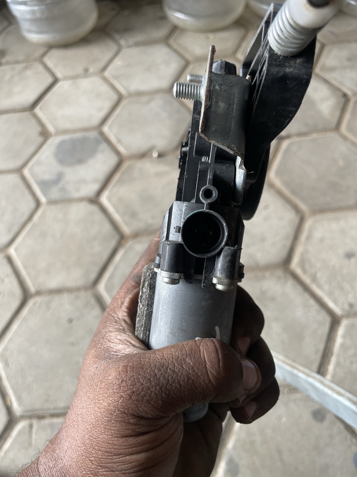 Kuv 100 front left door window motor