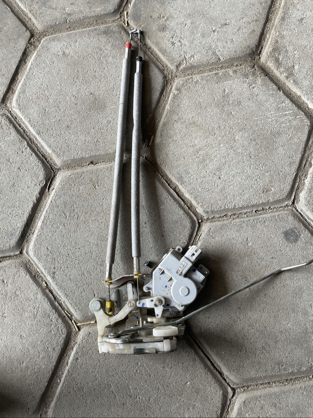 Kuv 100 rear right door lock