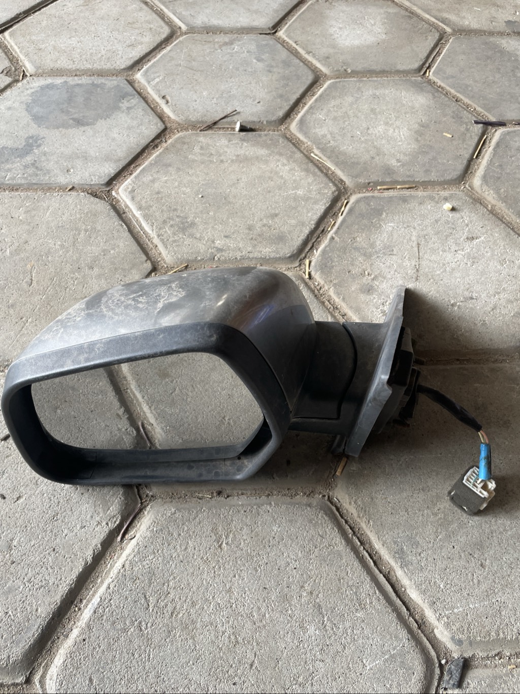 Kuv 100 front left door motor type mirror