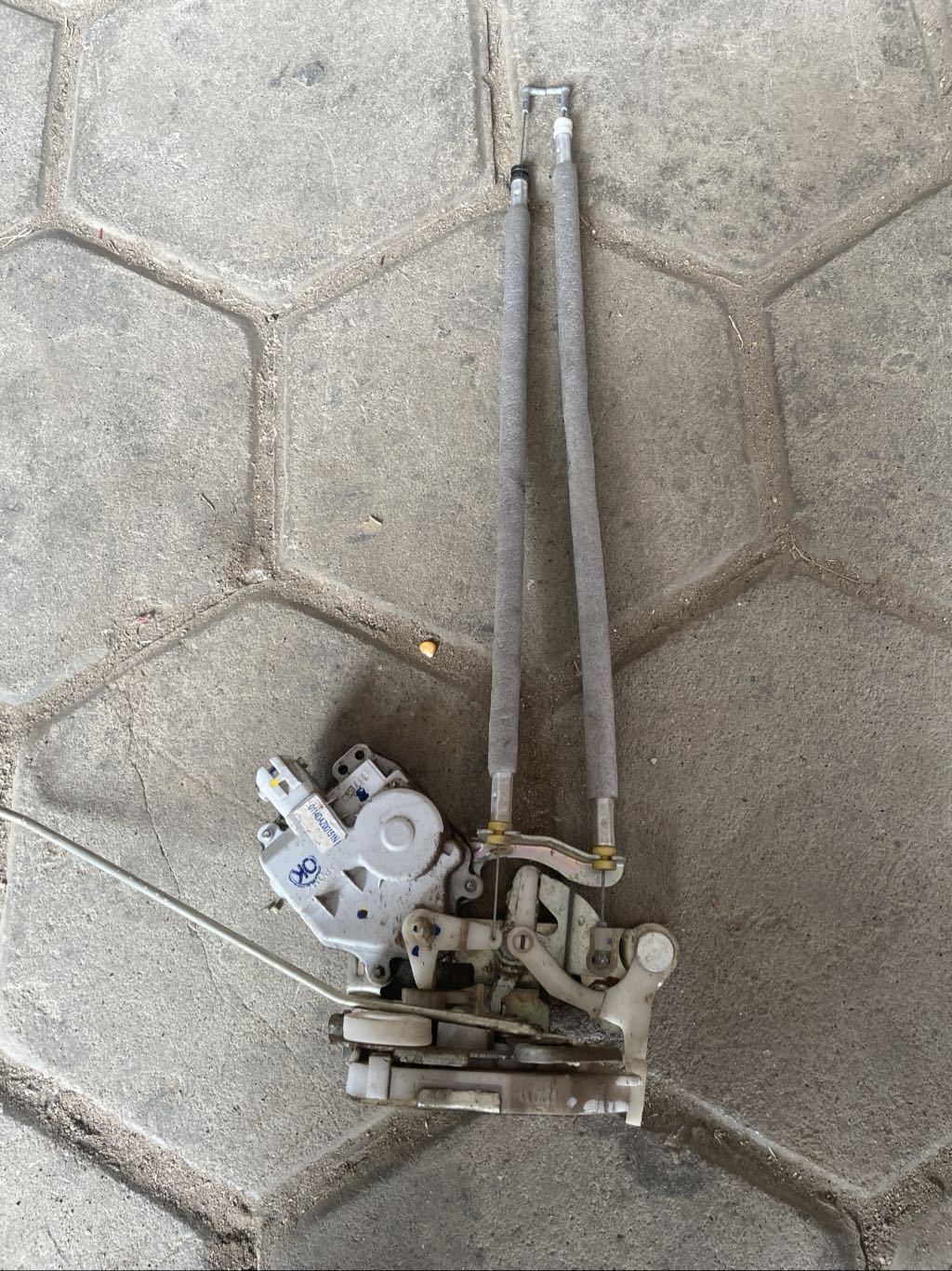 Kuv 100 Door rear left door lock