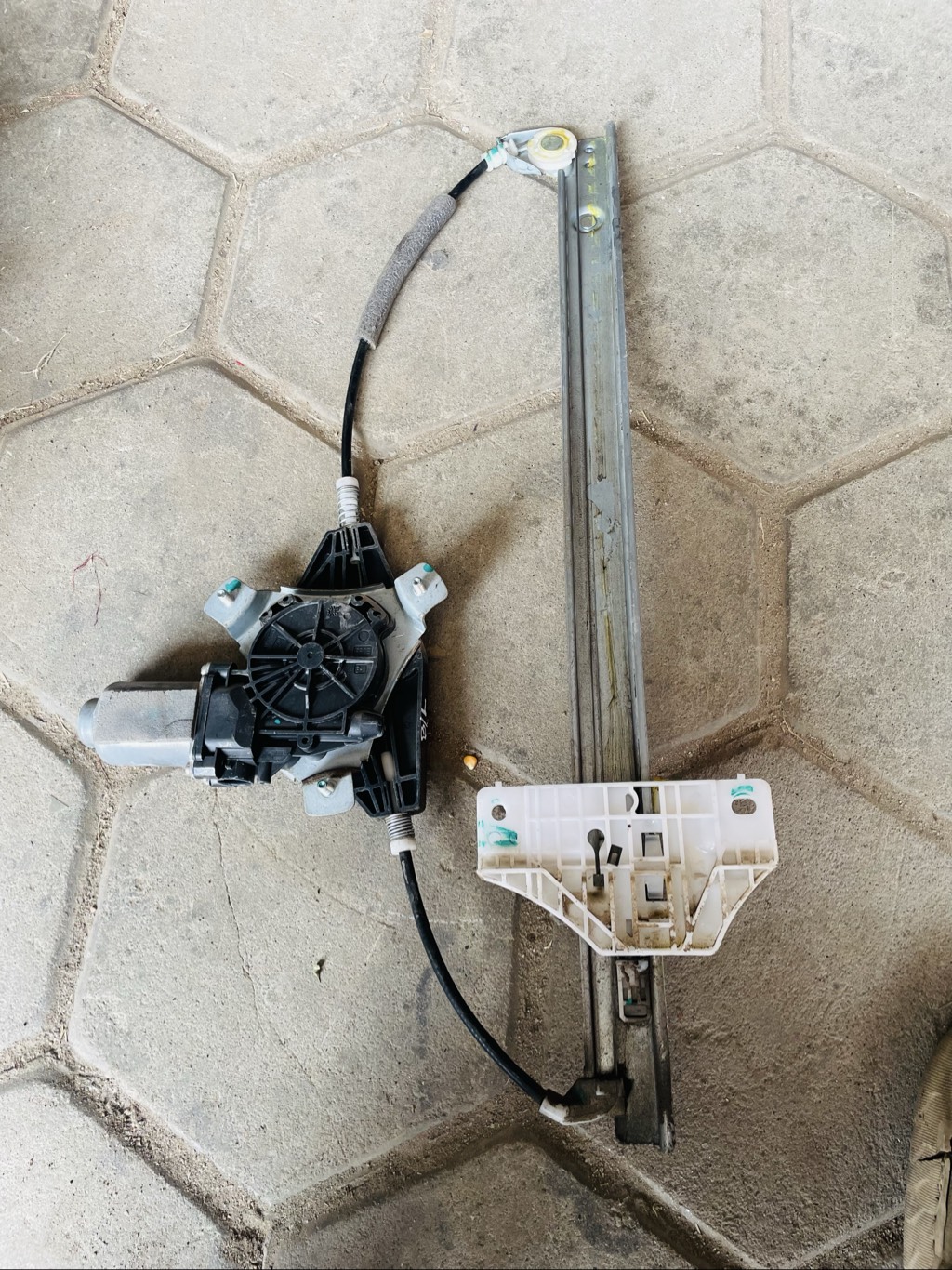 Kuv 100 rear left winder