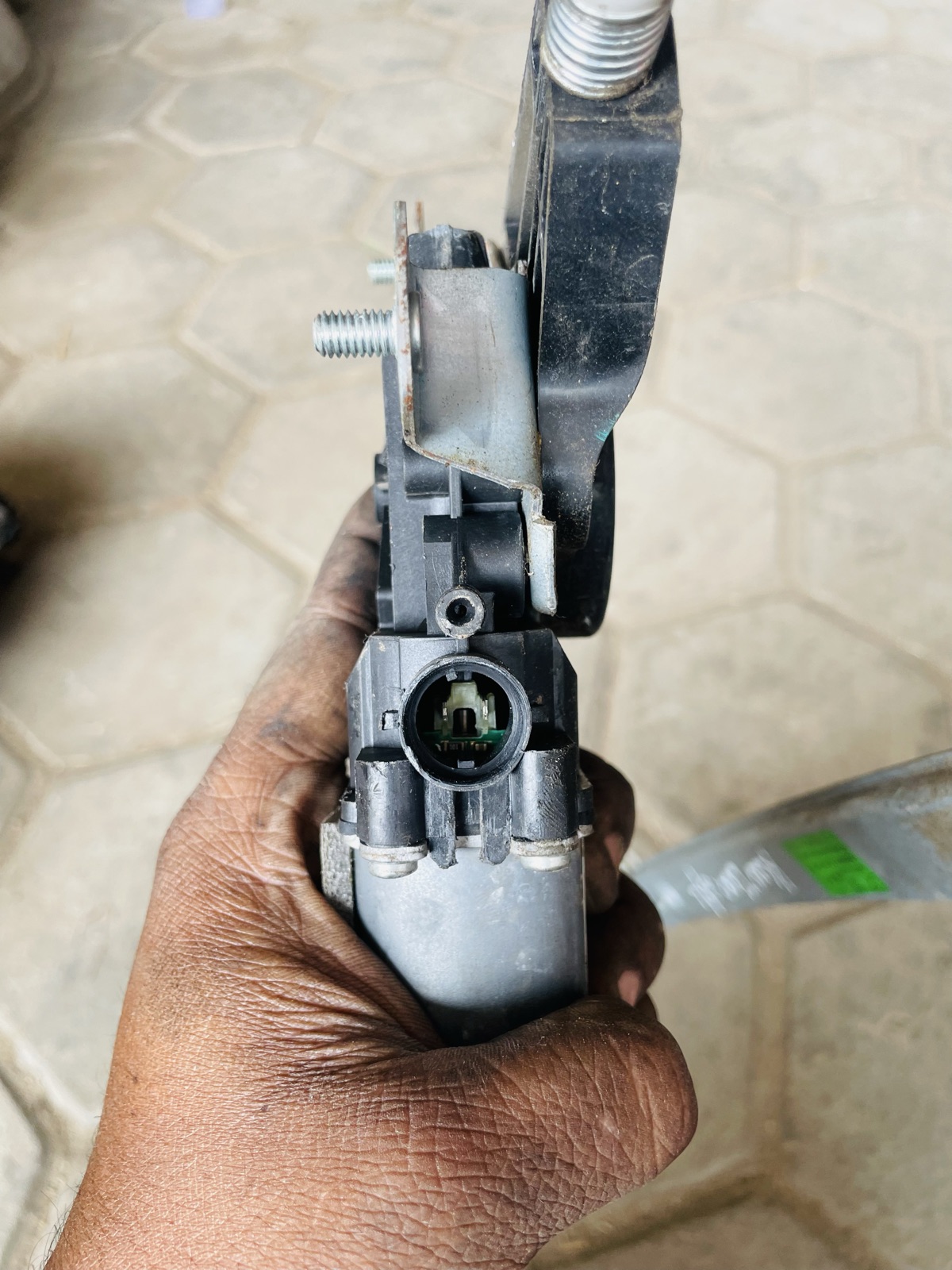 Kuv 100 rear left winder